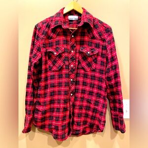 Wrangler Wrancher black and red plaid button down with pearl snap buttons M
